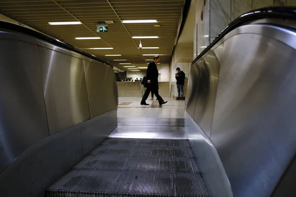 2019年12月23日 乘客在希腊雅典的Syntagma地铁站步行 — 图库照片