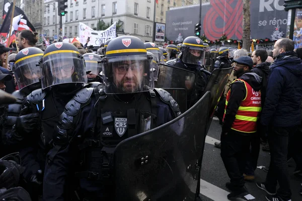 フランスの暴動警察の衝突は フランス 12月2019の年金改革に対するデモ中にこの地域を保護します — ストック写真