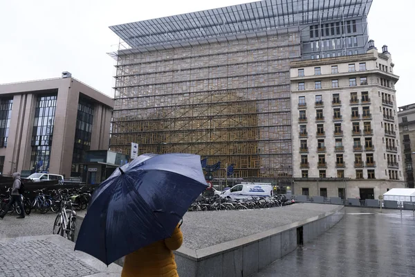 Ludzie Chodzą Podczas Obfitych Opadów Deszczu Poza Instytucjami Europejskimi Brukseli — Zdjęcie stockowe