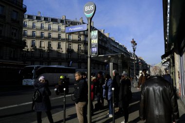 İnsanlar 18 Aralık 2019 'da Paris, Fransa' da otobüs durağında bekliyor.