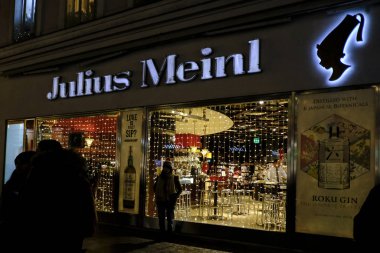 22 Aralık 2019 'da Avusturya, Viyana' nın orta sokaklarında kahve perakendecisi Julius Meinl 'in şubesi.