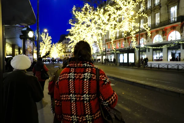 Les Gens Attendent Arrêt Bus Paris France Décembre 2019 — Photo