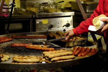 Geleneksel Bbq barbekü sosisleri 11 Ocak 2020 'de Trier, Almanya' da Noel pazarında
