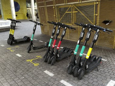 18 Ocak 2020 'de Brüksel, Belçika caddesinde park halindeki limansız elektrikli scooterlar.
