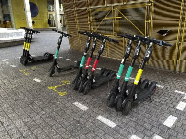 18 Ocak 2020 'de Brüksel, Belçika caddesinde park halindeki limansız elektrikli scooterlar.