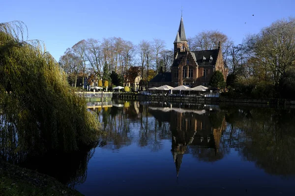Bruges Belçika Kasım 2019 Kanalındaki Ortaçağ Antik Evleri — Stok fotoğraf