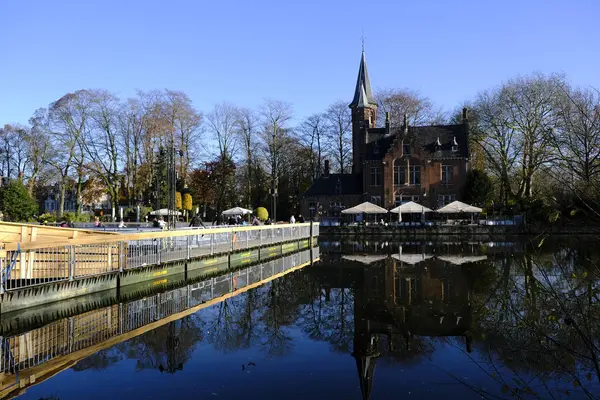 Bruges Belçika Kasım 2019 Kanalındaki Ortaçağ Antik Evleri — Stok fotoğraf