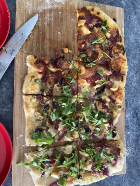 Brüksel 'de ahşap köy masasında ev yapımı pizza, 19 Ocak 2020' de Belçika.