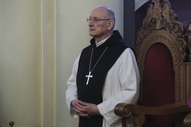 9 Kasım 2019 'da Brüksel, Belçika' daki Ortodoks Katedrali 'nde bir ayine katılan Katolik Rahip,