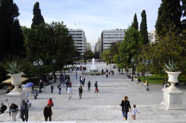 Yunanistan 'ın başkenti Atina' daki Syntagma meydanında 16 Kasım 2019 'da yayalar yürüyor