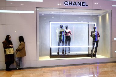 18 Aralık 2019 'da Paris, Fransa' daki Chanel Butik mağazasının dış görünüşü