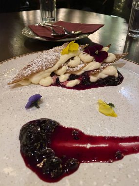 Mille-feuille 'in bir parçası 2 Ocak 2020' de Atina, Yunanistan 'daki pastanede