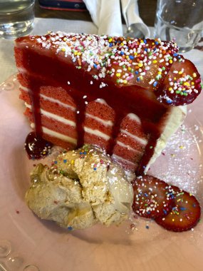 1 Ocak 2020 'de Atina, Yunanistan' daki pastanede bir parça kırmızı kadife kek.