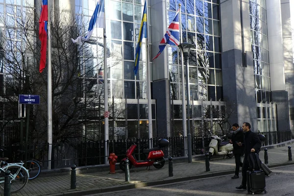 Flaga narodowa Uk poza Parlamentem Europejskim h — Zdjęcie stockowe