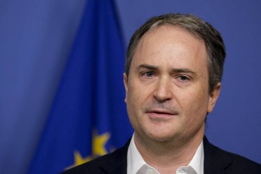 Brüksel, Belçika. 30 Ocak 2020. Francois Nuyts, Allegro Ceo 'su ve Allegro ve C-Discount' un bir tüketici taahhüdünün imzası..