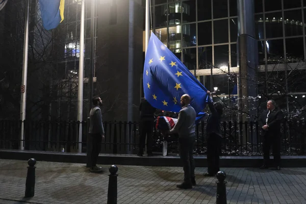 Usunięcie bandery europejskiej z Parlamentu Europejskiego w Brukseli, — Zdjęcie stockowe