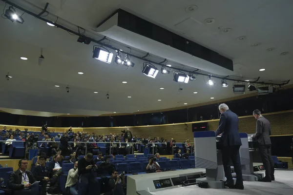 Brexit-Unterhändler Michel Barnier hält eine Pressekonferenz ab. — Stockfoto