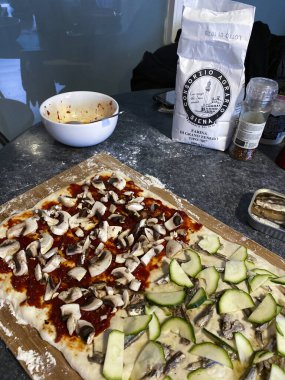 2 Şubat 2020 'de Brüksel, Belçika' da pişmeye hazır bir pizza.