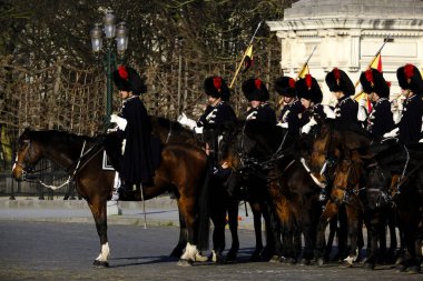 Brüksel, Belçika. 6 Şubat 2020. Kraliyet Atlı Muhafızları, Kraliyet Sarayı 'nın önündeki bir gösteri sırasında....