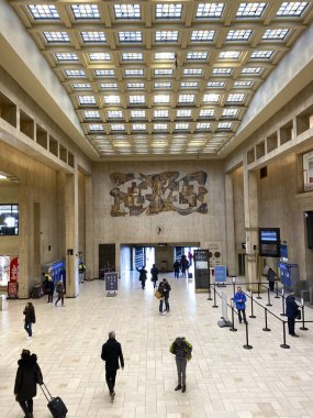 Brüksel, Belçika. 6 Şubat 2020. Yolcular merkez tren istasyonunda yürürler..