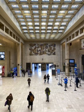 Brüksel, Belçika. 6 Şubat 2020. Yolcular merkez tren istasyonunda yürürler..