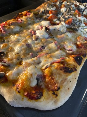 Ahşap kırsal masada ev yapımı pizza. 