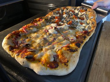 Ahşap kırsal masada ev yapımı pizza.