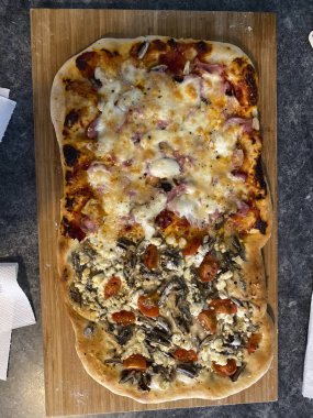 Ahşap kırsal masada ev yapımı pizza. 