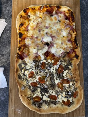 Ahşap kırsal masada ev yapımı pizza. 