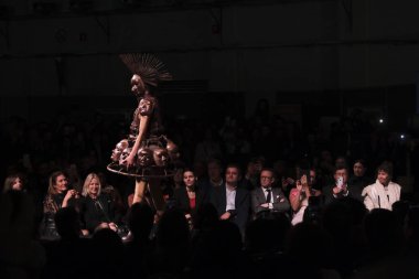 Bir manken, 13 Şubat 2020 'de Brüksel' de düzenlenen geleneksel çikolata festivalinde kısmen çikolatadan yapılmış bir tasarımı sergiliyor.. 