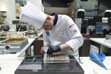Belçika 'nın Brüksel şehrinde 13 Şubat 2020' de düzenlenen Brüksel Çikolata Salonu 'nda bir pasta şefi çikolatalı tatlılar hazırlıyor..