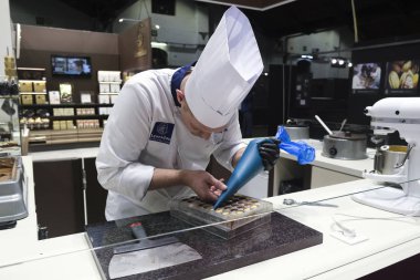 Belçika 'nın Brüksel şehrinde 13 Şubat 2020' de düzenlenen Brüksel Çikolata Salonu 'nda bir pasta şefi çikolatalı tatlılar hazırlıyor..