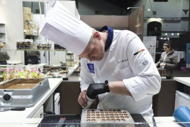 Belçika 'nın Brüksel şehrinde 13 Şubat 2020' de düzenlenen Brüksel Çikolata Salonu 'nda bir pasta şefi çikolatalı tatlılar hazırlıyor..