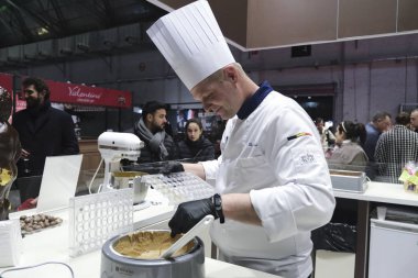 Belçika 'nın Brüksel şehrinde 13 Şubat 2020' de düzenlenen Brüksel Çikolata Salonu 'nda bir pasta şefi çikolatalı tatlılar hazırlıyor..