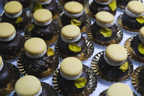 2020 브뤼셀에 열리는 초콜릿 살롱에서 판매되는 마카롱 — 스톡 사진