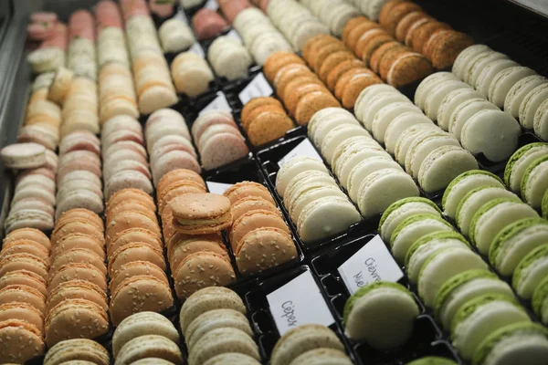2020 브뤼셀에 열리는 초콜릿 살롱에서 판매되는 마카롱 — 스톡 사진