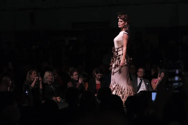 Una Modelo Muestra Diseño Parcialmente Hecho Chocolate Desfile Moda Durante —  Fotos de Stock