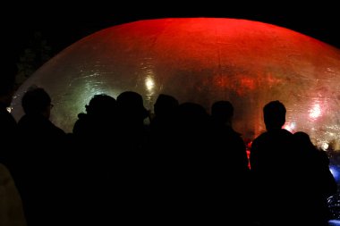 Brüksel, Belçika. 15 Şubat 2020 'de. Ziyaretçiler Bright Brüksel Festivali 'nde sanatsal bir ışık kurulumuna sahne oluyorlar. Parlak Brüksel bir ışık festivali, şehrin içinden geçen büyüleyici bir rota..