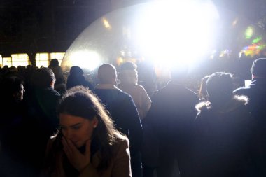 Brüksel, Belçika. 15 Şubat 2020 'de. Ziyaretçiler Bright Brüksel Festivali 'nde sanatsal bir ışık kurulumuna sahne oluyorlar. Parlak Brüksel bir ışık festivali, şehrin içinden geçen büyüleyici bir rota..