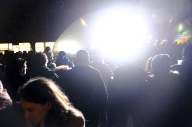 Brüksel, Belçika. 15 Şubat 2020 'de. Ziyaretçiler Bright Brüksel Festivali 'nde sanatsal bir ışık kurulumuna sahne oluyorlar. Parlak Brüksel bir ışık festivali, şehrin içinden geçen büyüleyici bir rota..