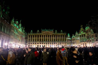 Brüksel, Belçika. 15 Şubat 2020 'de. Ziyaretçiler Bright Brüksel Festivali 'nde sanatsal bir ışık kurulumuna sahne oluyorlar. Parlak Brüksel bir ışık festivali, şehrin içinden geçen büyüleyici bir rota..