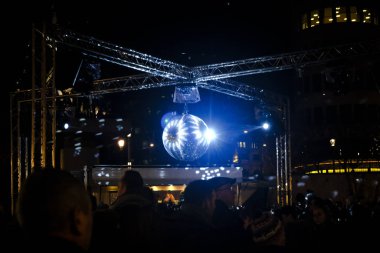 Brüksel, Belçika. 15 Şubat 2020 'de. Ziyaretçiler Bright Brüksel Festivali 'nde sanatsal bir ışık kurulumuna sahne oluyorlar. Parlak Brüksel bir ışık festivali, şehrin içinden geçen büyüleyici bir rota..