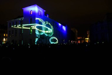 Brüksel, Belçika. 15 Şubat 2020 'de. Ziyaretçiler Bright Brüksel Festivali 'nde sanatsal bir ışık kurulumuna sahne oluyorlar. Parlak Brüksel bir ışık festivali, şehrin içinden geçen büyüleyici bir rota..
