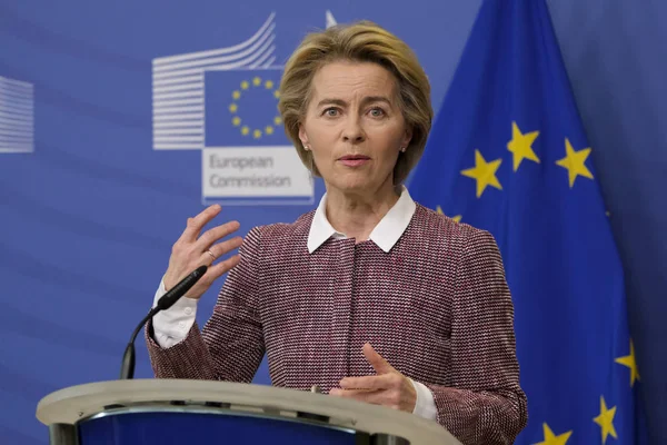 Brüksel, Belçika. 19 Şubat 2020. Avrupa Komisyonu Başkanı Ursula von der Leyen, Yapay Zeka konulu basın toplantısında (Ai).   