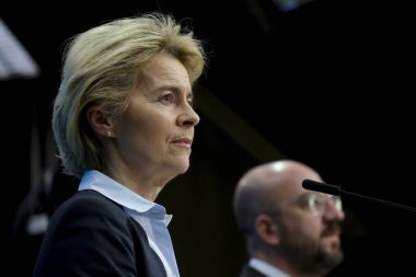 Avrupa Konseyi Başkanı Charles Michel Avrupa Komisyonu Başkanı Ursula Von Der Leyen ile 10 Mart 2020 'de Avrupa Konseyi, Brüksel, Belçika' da ortak bir basın toplantısı düzenledi..