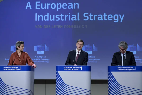 欧州経済担当委員Valdis Dombrovski氏は 2020年3月10日にベルギーのブリュッセルで開催される欧州委員会におけるEuの産業戦略に関する記者会見を行います — ストック写真