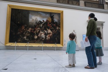Yüz maskesi takan bir ziyaretçi, koronavirüsün yayılmasını önlemek için 19 Mayıs 2020 'de Brüksel, Belçika' daki Royal Museum of Fine Arts 'a bir gezi düzenler..