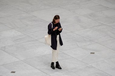 Yüz maskesi takan bir ziyaretçi, koronavirüsün yayılmasını önlemek için 19 Mayıs 2020 'de Brüksel, Belçika' daki Royal Museum of Fine Arts 'a bir gezi düzenler..