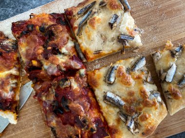 Ahşap kırsal masada ev yapımı pizza.