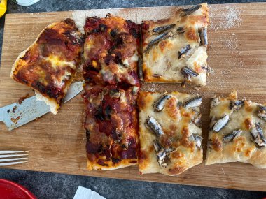 Ahşap kırsal masada ev yapımı pizza.